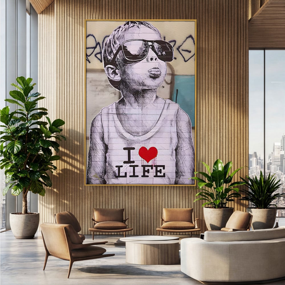 Tablou canvas cu tablou portret copil cu ochelari si inima, in rama de aluminiu auriu, pe perete intr-un birou